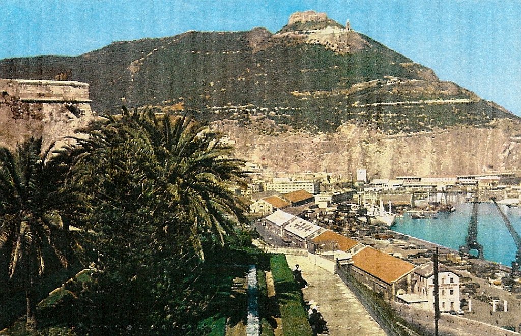 236-vue sur port et montagne.JPG